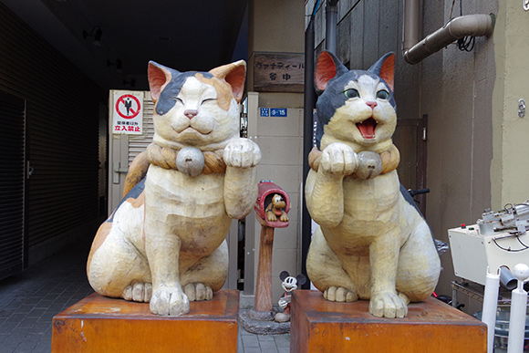 リアルな2匹の木彫り猫