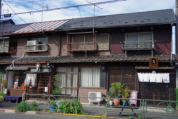 レトロな2階建ての家