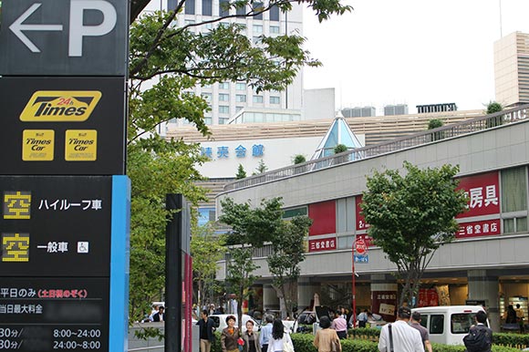 タイムズの看板と東京交通会館