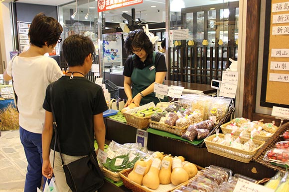 お客さんと女性スタッフ