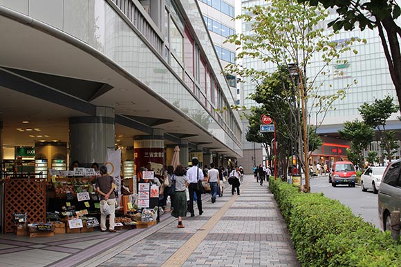 道沿いに並ぶ露店