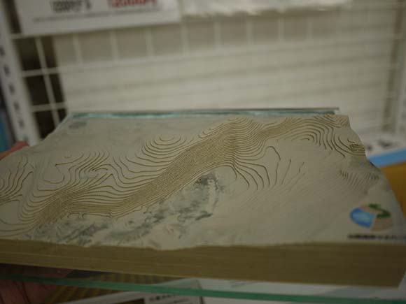 本にも見える精巧な砂丘モデル