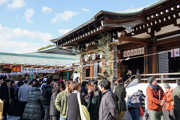 沢山の人でいっぱいの拝殿前