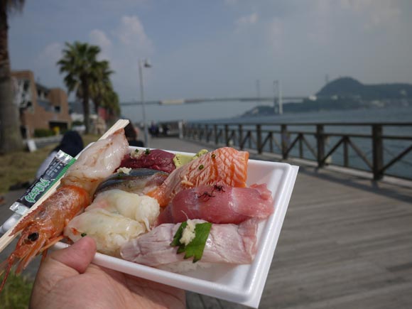 お寿司と海の景色