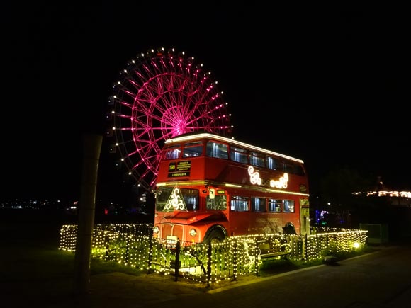 キラキラ光る観覧車とバス