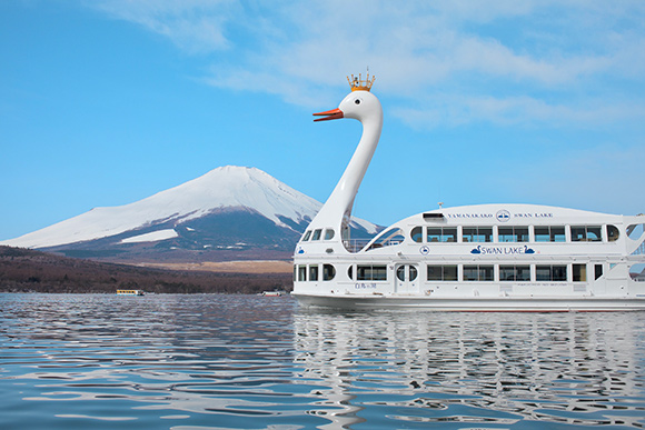 富士山と湖に浮かぶ遊覧船