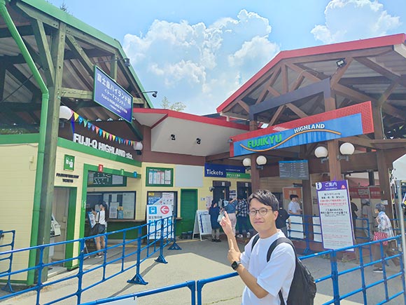 建物を指さす男性