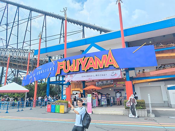 FUJIYAMAの乗り場と男性