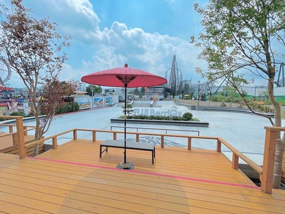 赤い和傘が目を引く屋外スケート場