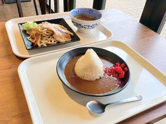 ご飯が山盛りのカレーライスとつけ麺