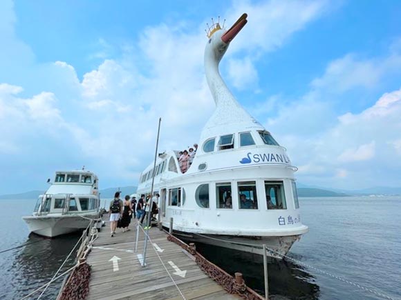 大きな白鳥型の遊覧船