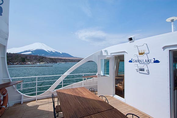 船のデッキから見える富士山