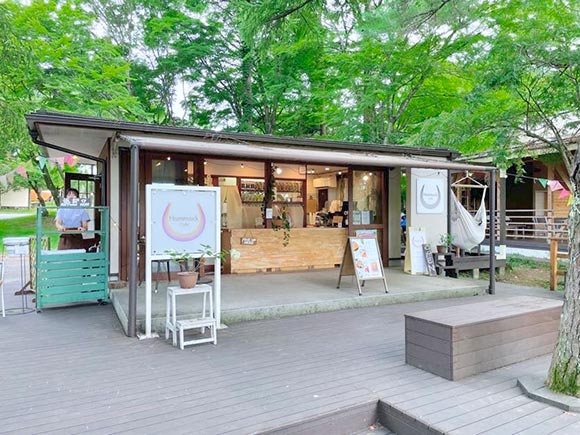 木に囲まれたお店