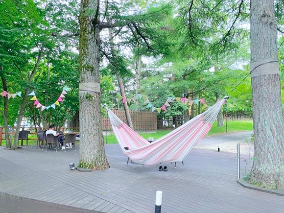 ウッドデッキに設置されたハンモック