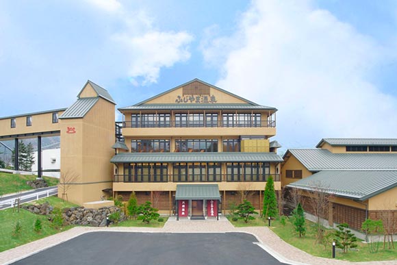 三角屋根の大きな建物