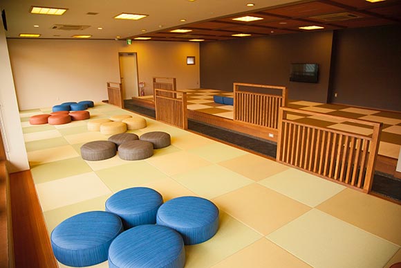 丸いクッションが並ぶ休憩スペース