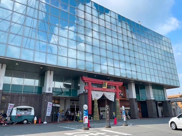 入り口に赤い鳥居が立つビル