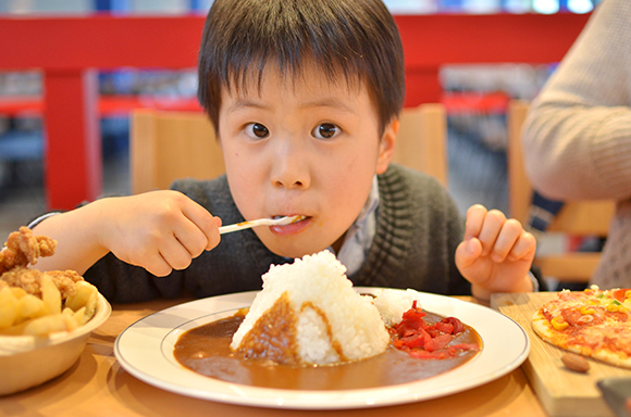 富士山を模したカレーを食べるこども