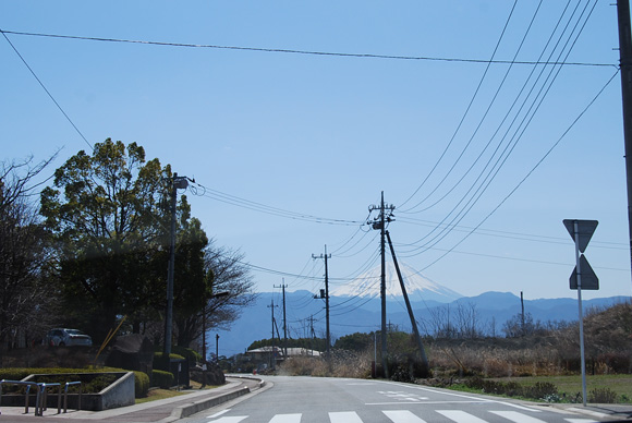 広い道路の先に見える富士山