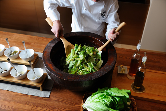 野菜を混ぜ合わせるスタッフ