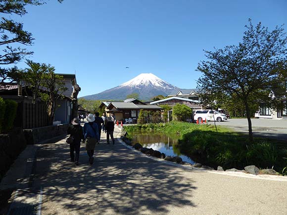 富士山と忍野八海の街並み