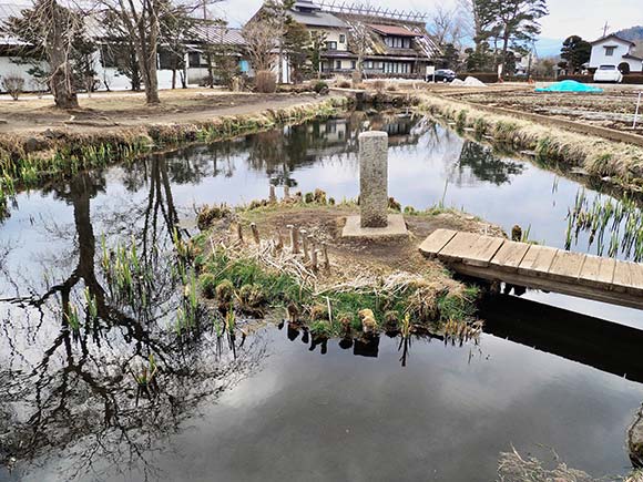 真ん中に石碑が建っている池