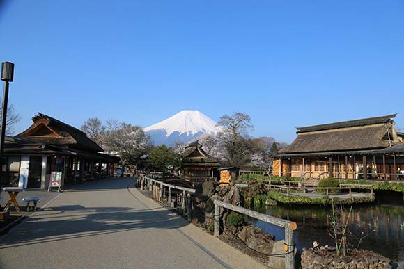 茅葺の建物と富士山