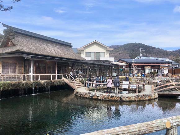 店の前にある池と観光客