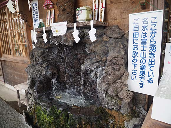 岩から水が湧いている水飲み場