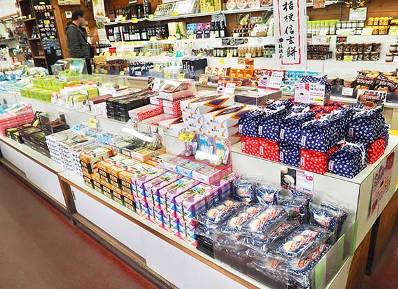 土産屋の様々なお菓子