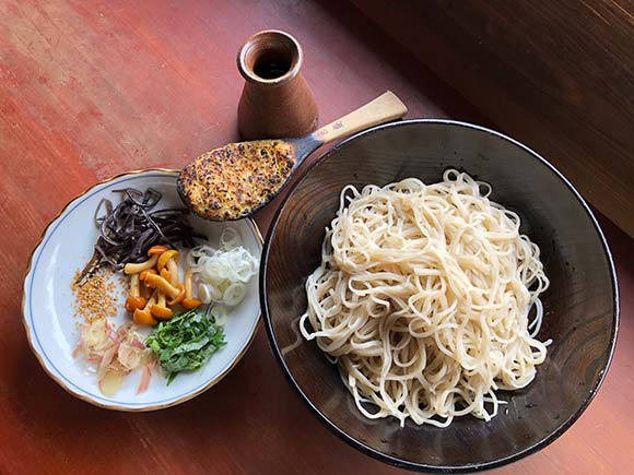 薬味がたくさんある蕎麦