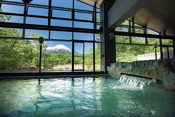 富士山が見える室内温泉風呂