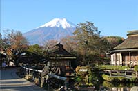 忍野八海から見える富士山