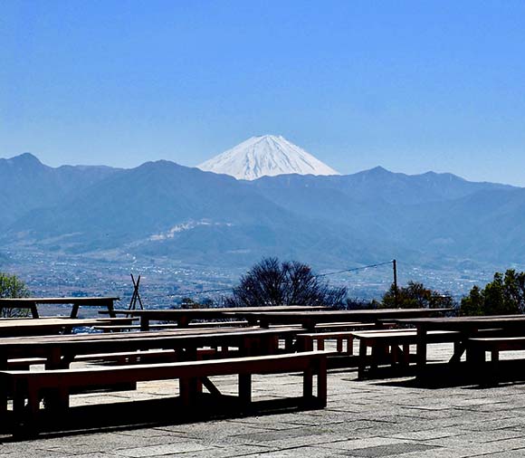 富士山を望むテーブルとベンチ