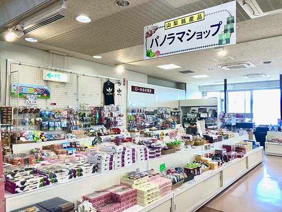 たくさんの商品が並ぶ土産物売場